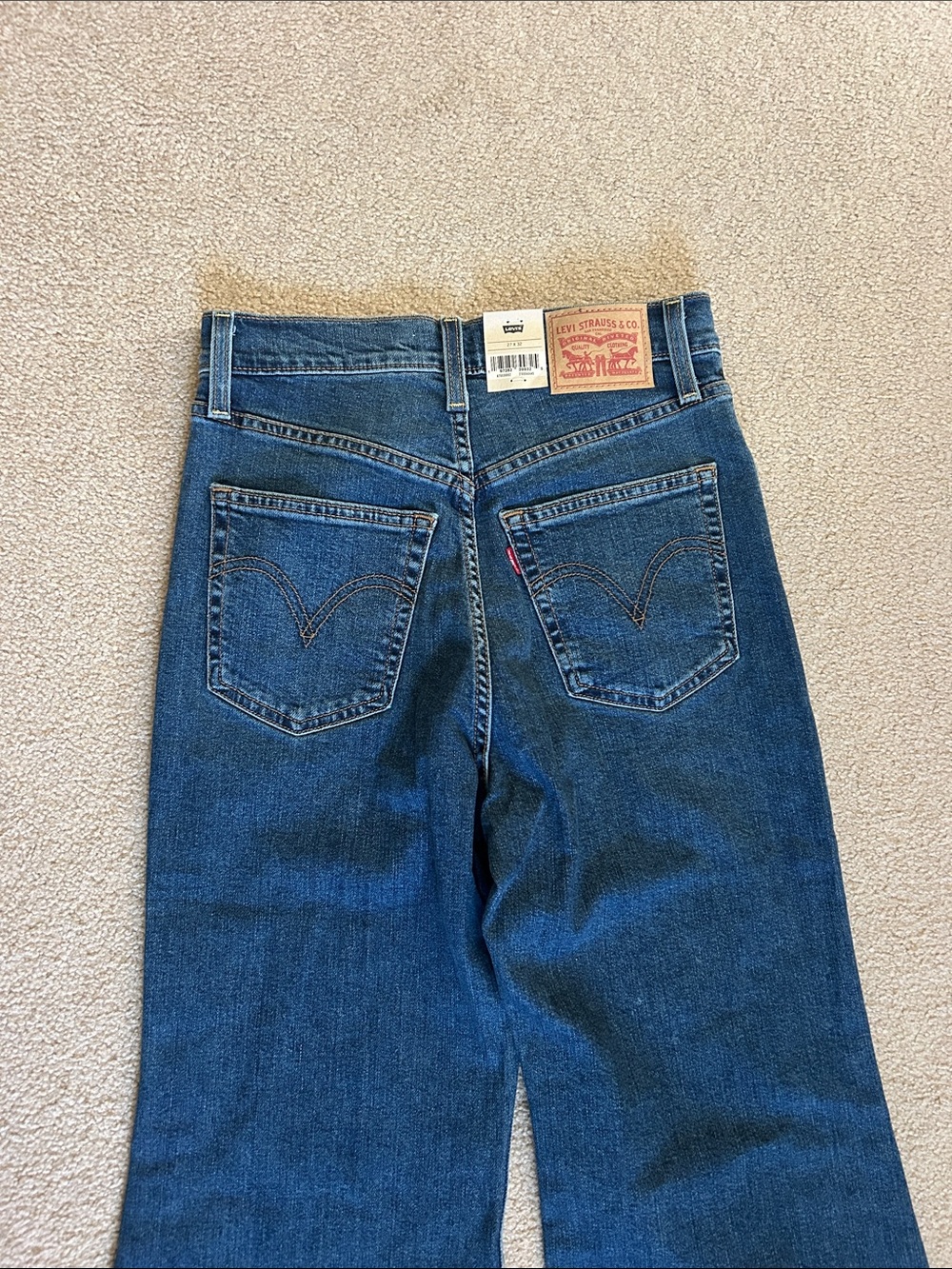 NWT Levi’s rib cage bell jeans - Picture 3 of 4